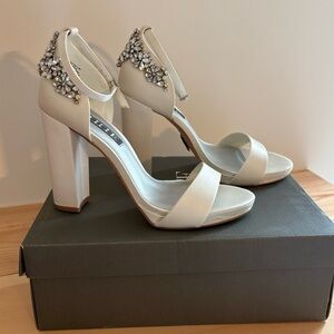 Vera Wang White Heels Elegant Design